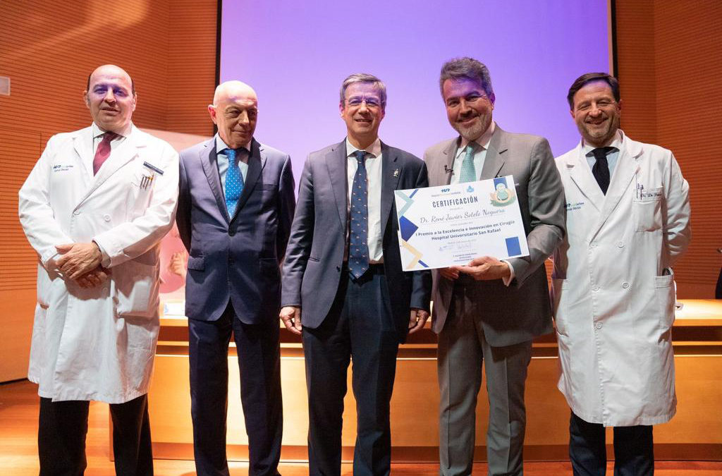 Primer Premio de Excelencia Quirúrgica Hospital San Rafael a René Sotelo
