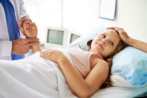 doctor con niña en el hospital