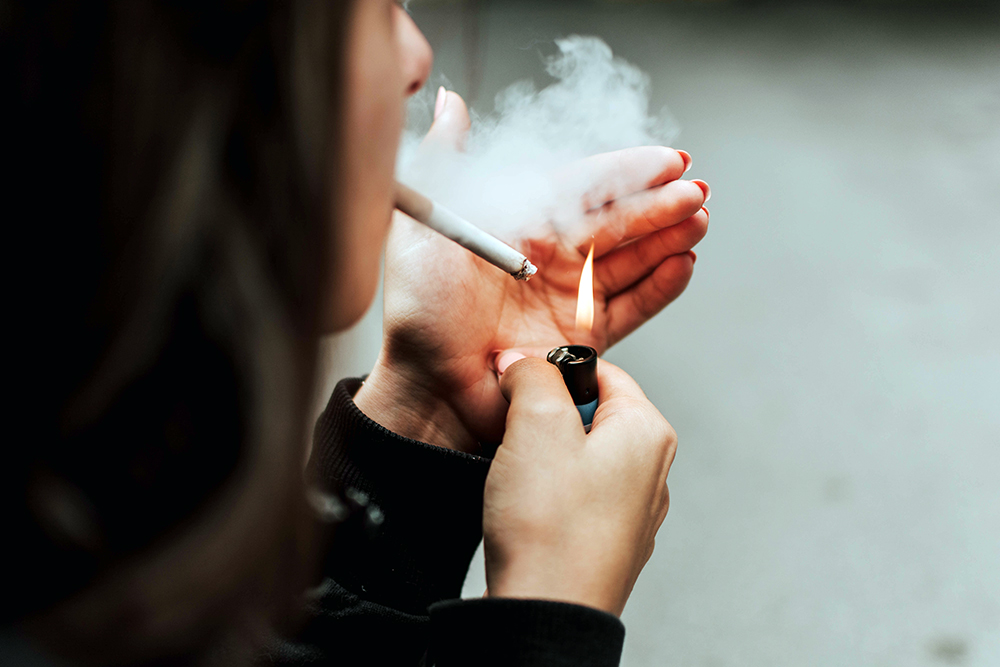 Persona fumando tabaco
